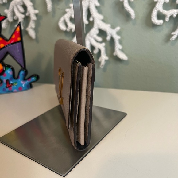 Louis Vuitton Capucines Wallet - Picture 2 of 10